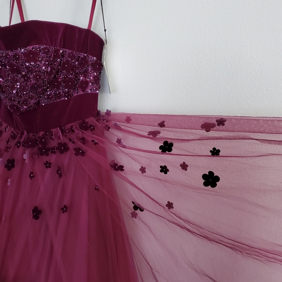 Mac Duggal Plum Velvet Trim 3D Floral Gown - US 4 - Picture 10 of 15